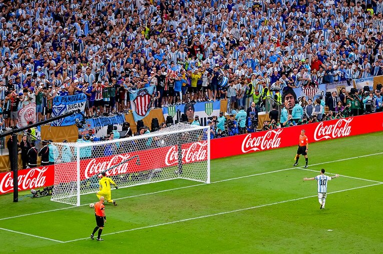 W杯決勝、メッシのPK成功に大きく沸くアルゼンチンサポーター。英雄の帰国後も大変なことに ／ photograph by Kiichi Matsumoto/JMPA
