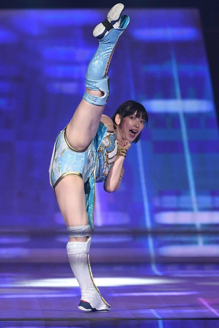 ハイキックのパフォーマンスを見せるさくらあや　©Masashi Hara