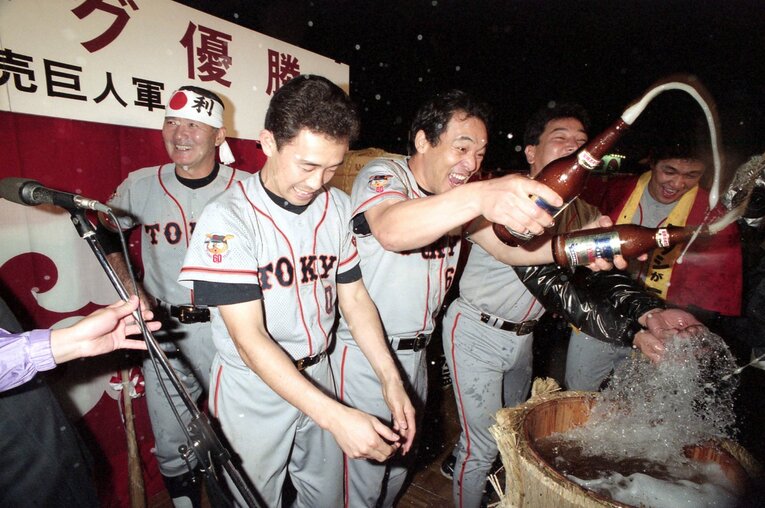 伝説の10.8決戦。史上初の同率首位の最終決戦で巨人がセ・リーグ優勝。祝勝会でビール掛けに参加する左から長嶋茂雄監督、川相昌弘、落合博満、吉村禎章、斉藤雅樹　©Sankei Shimbun