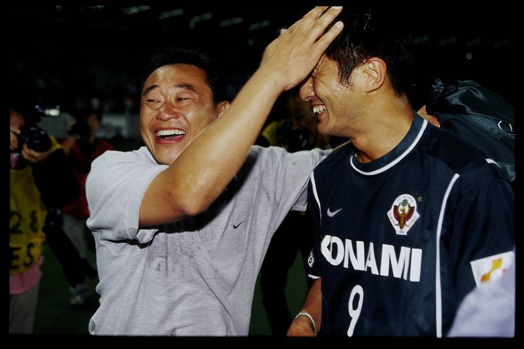 95年からサッカー解説者になった松木さん。98年セレッソ大阪、01年東京ヴェルディと監督を務めた。写真は01年のヴェルディ時代、武田修宏と　©J.LEAGUE