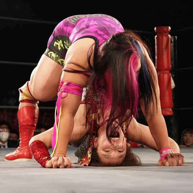 橋本千紘の巨体を支えるSareeeの「人間橋」