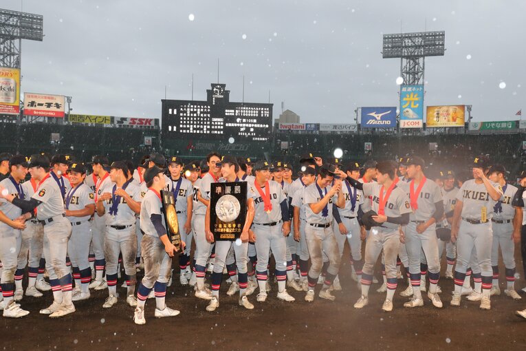 閉会式後の慶応・仙台育英の両校　©JMPA