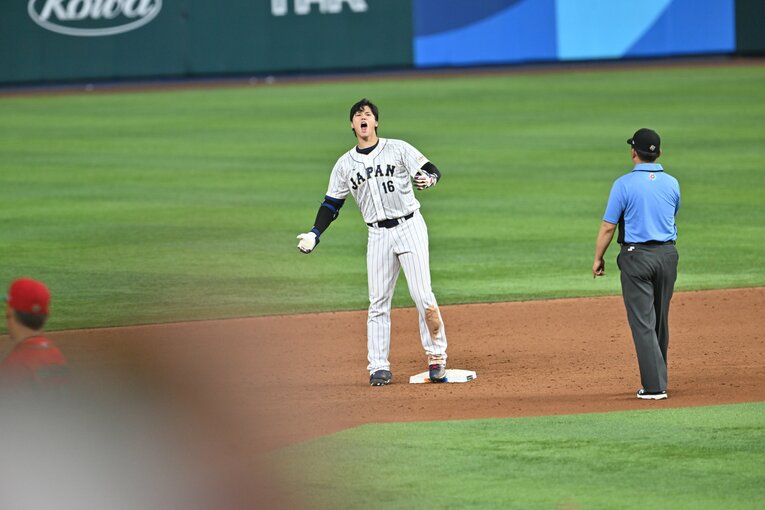 メキシコ戦9回、「塁に出てくる」の宣言通りツーベースを放ち、ベンチを鼓舞する大谷　©Naoya Sanuki