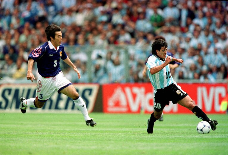 1998年フランスW杯でアルゼンチン代表MFオルテガとマッチアップする相馬　©Naoya Sanuki/JMPA