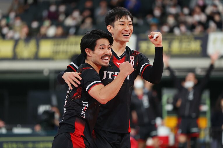 ジェイテクトでコンビを組んだ柳田将洋と関田誠大（2022年撮影）　©︎YUTAKA/AFLO SPORT