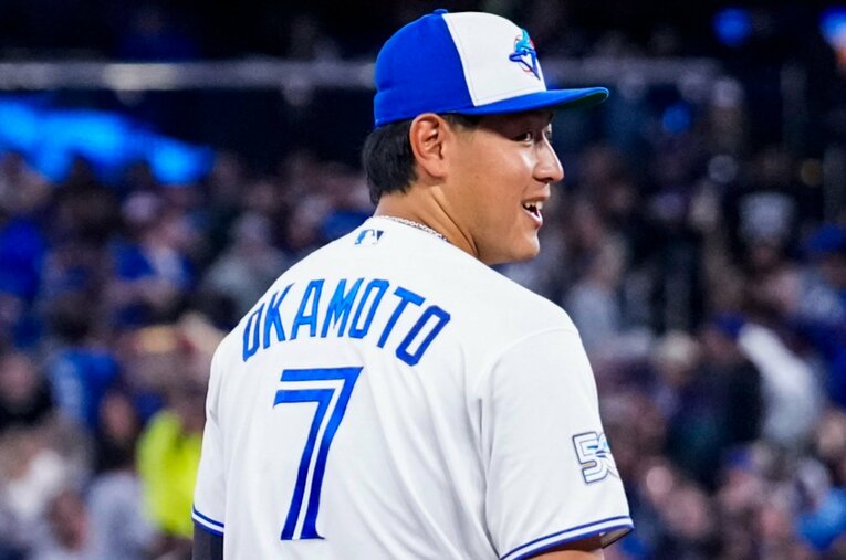 【大谷・岡本・村上・誠也の仲良しショット】なかなかうれしそうな岡本（写真は右に続きます）　©Getty Images