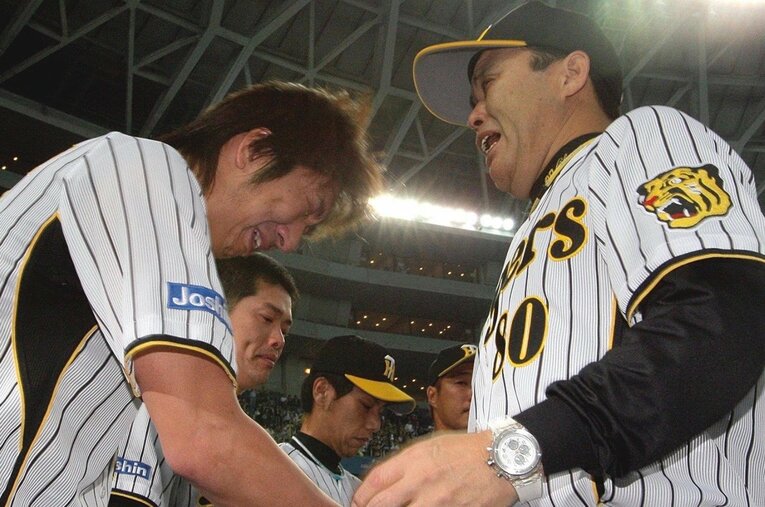 2008年のCS第1ステージで阪神は中日に敗れ、岡田彰布監督と選手たちは涙した ／ photograph by SANKEI SHIMBUN