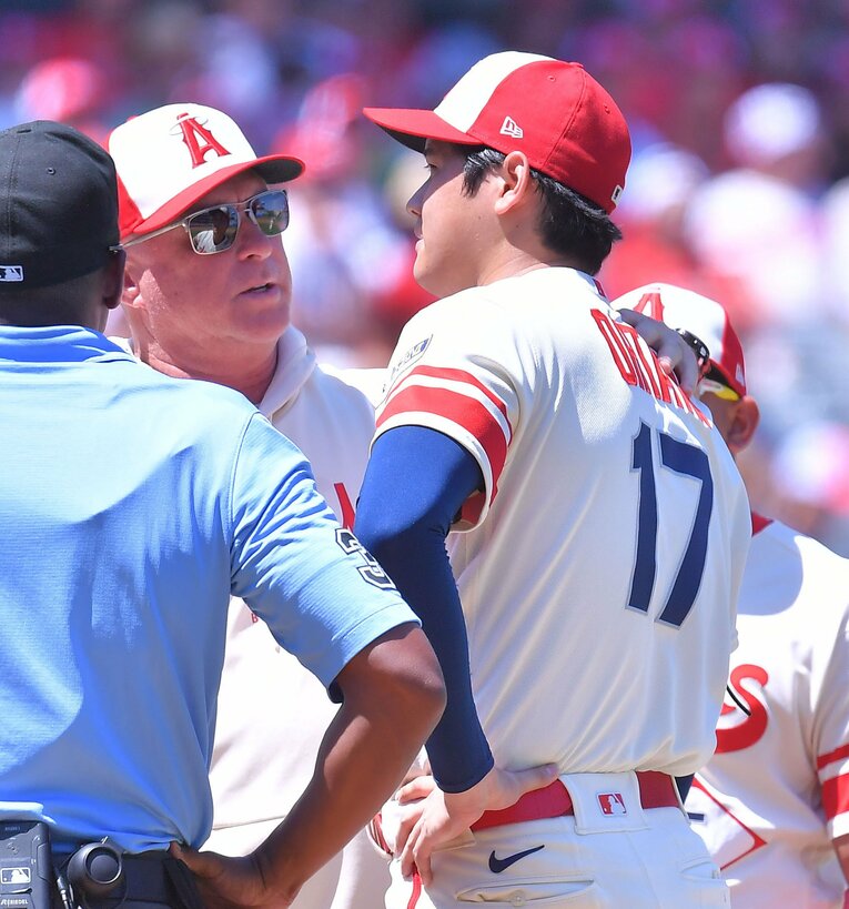 心配そうに見つめるフィル・ネビン監督。今後はこれまでの起用法をめぐる意見が飛び交いそうだ　©︎JIJI PRESS