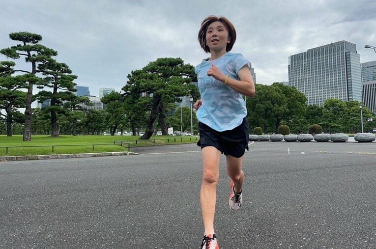 皇居ラン中の高橋成美。ぴょんぴょん跳ねるように走る様子が楽しそうすぎる。「キツイのが好きなんです」 ／ photograph by Narumi Takahashi
