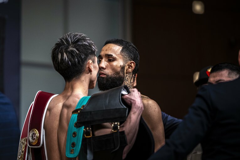 超至近距離でのフェイスオフ ／ photograph by Takuya Sugiyama