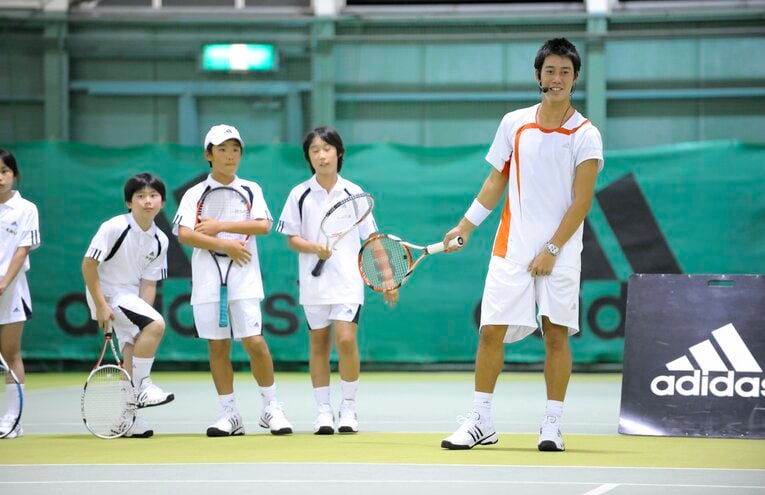 子供テニス教室で楽しそうな錦織　©Toshiya Kondo