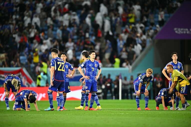 倒れ込む南野　©Takuya Kaneko／JMPA