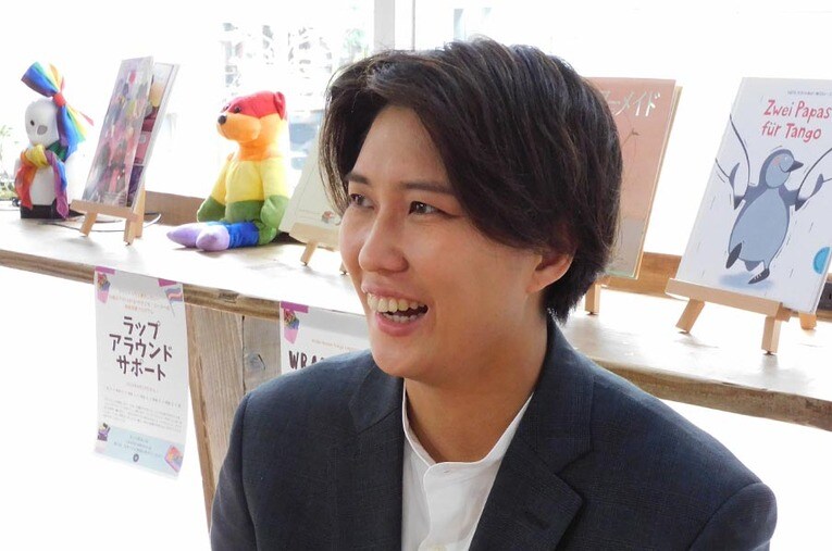 東京・新宿区の「プライドハウス東京レガシー」でインタビューに応じた村上 ／ photograph by Haruka Sato