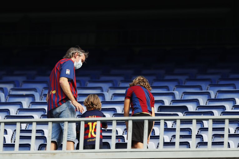 “メッシが去ったバルサとカンプノウ初戦”はどんな雰囲気だったか… 背番号10のファンと「前半10分のメッシコール＋ブーイング」〈現地撮影〉(2)