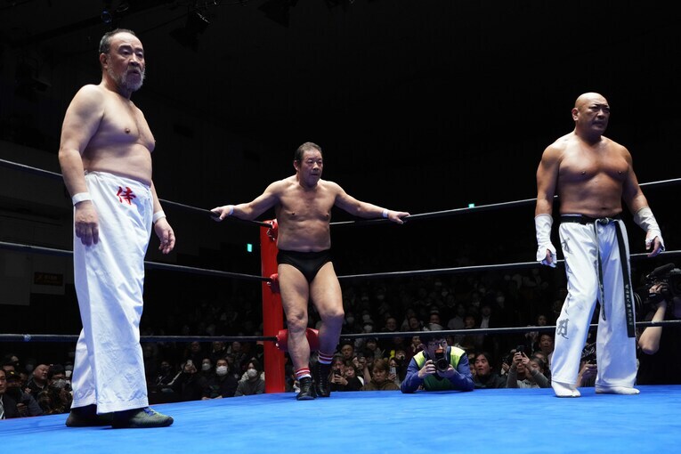 藤波辰爾は越中詩郎、新崎人生とタッグを組んだ　©Essei Hara