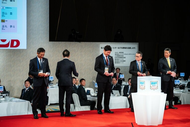 クジに外れて残念そうな小久保監督（右端）　©Nanae Suzuki