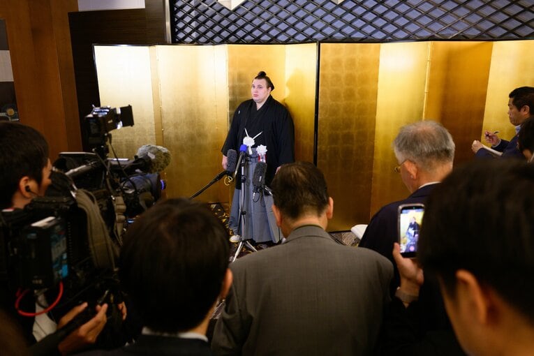 大関昇進パーティーで大勢の報道陣から取材を受ける安青錦　©Ichisei Hiramatsu