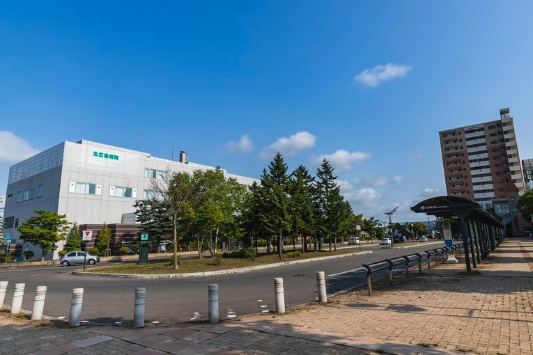 キレイなロータリーの先には北広島病院があった