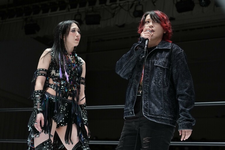 上谷沙弥の前で「またスターダムでプロレスがしたい」と語る林下詩美　©Essei Hara