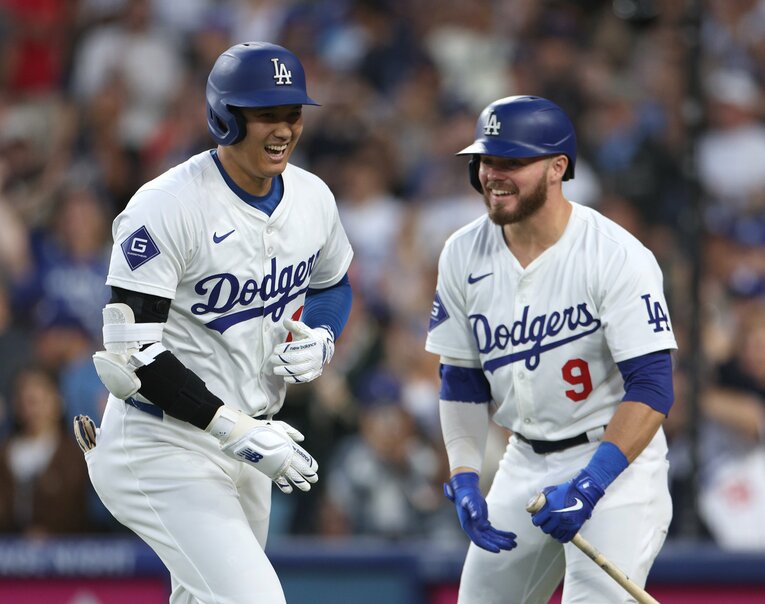 ドジャースの二塁手、ギャビン・ラックス（右）と大谷。ラックスは「こんなのリトルリーグでも見たことがないよ」と絶賛　©Getty Images