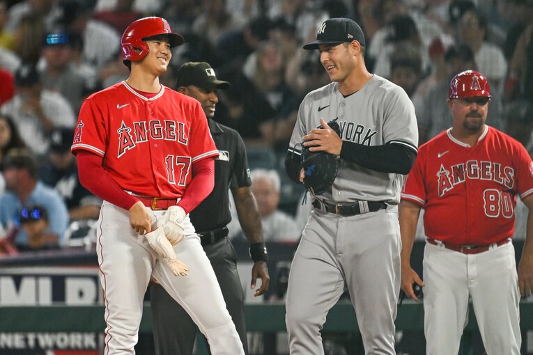 22年8月、ヤンキースの一塁手リゾと談笑　©Nanae Suzuki