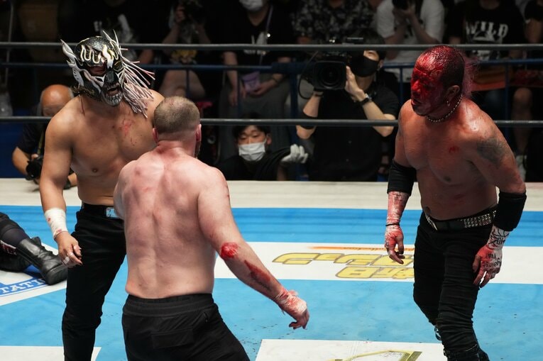 ホミサイドがダウンするなか、2対1でジョン・モクスリーを攻めるエル・デスペラードと葛西純