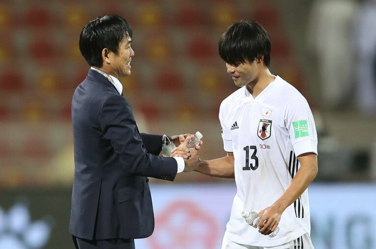 決勝アシストの三笘薫をねぎらう森保監督。新戦力の活躍を受けて、ドラスティックに「序列」を見直すことはあるのだろうか ／ photograph by AFLO