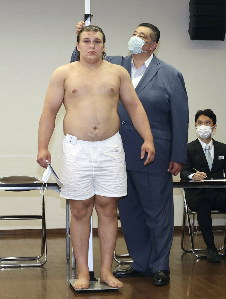 2023年7月新弟子検査を受ける安青錦（当時19歳、本名はダニーロ・ヤブグシシン）。そこから3年間で大関まで昇進した　©KYODO