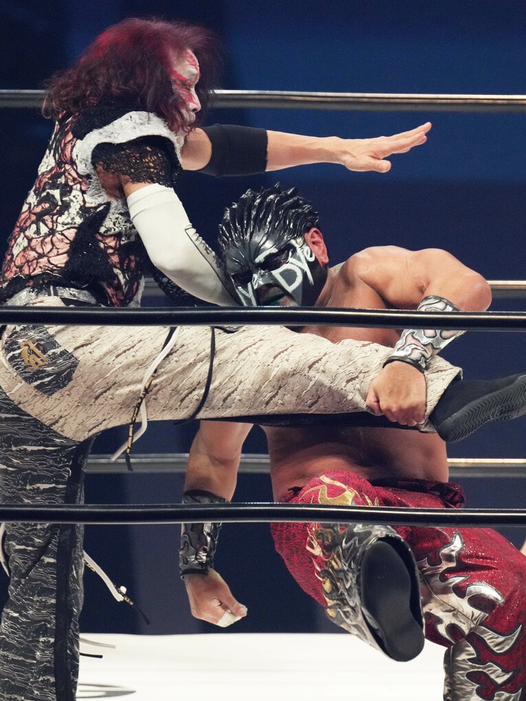 AKIRAにドラゴンスクリューが炸裂