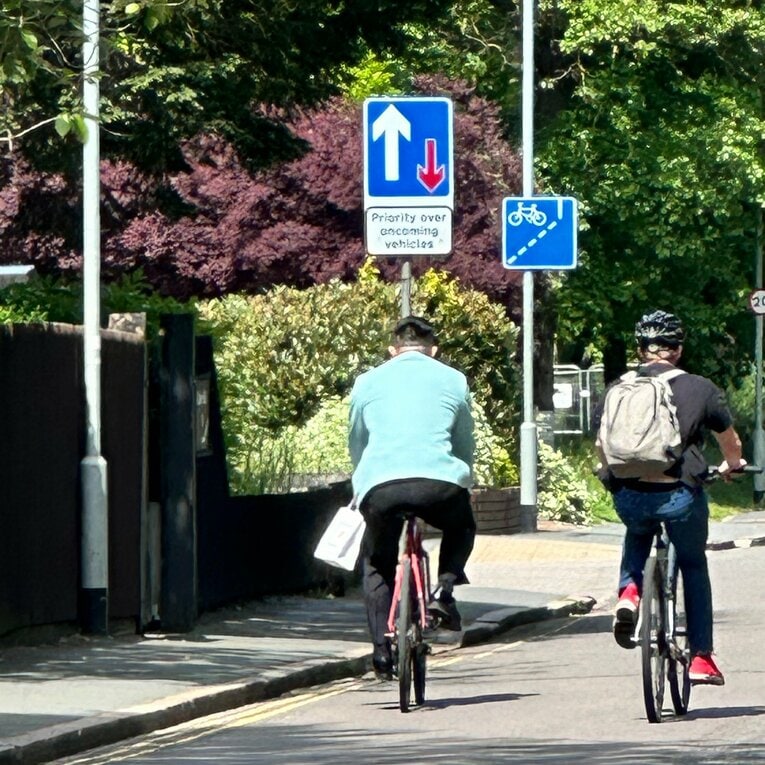 キャンパスを自転車で移動する土佐（筆者撮影）