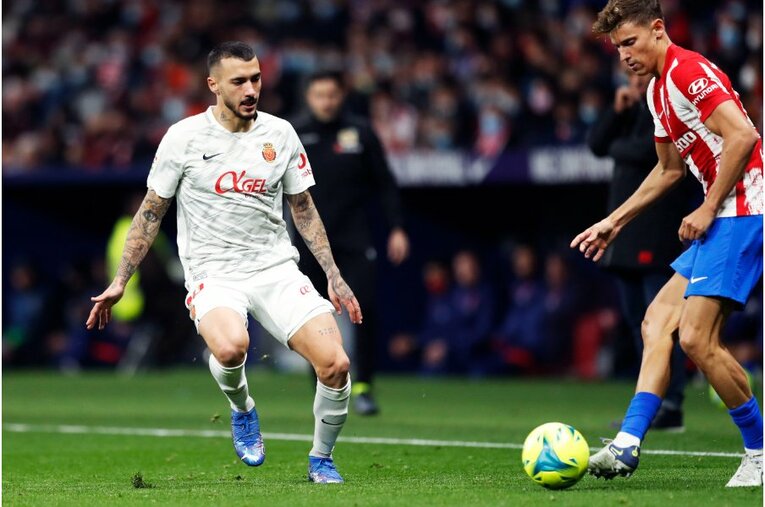 久保建英が“鉄壁アトレティコDF”をミスらせた　今季初ゴール写真に感じる「タケの厄介さ」とは〈撮影者の視点〉(24)