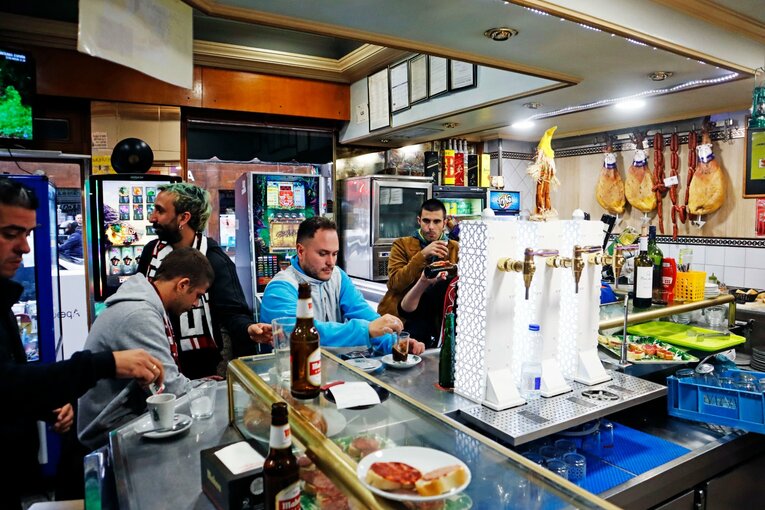 バルの様子　©Daisuke Nakashima