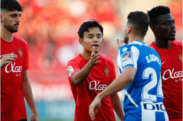 久保建英からスパイクをもらったファンが超嬉しそう… 絶妙だったボールコントロールとお辞儀、監督も“好プレーへの労い”〈激写〉(4)