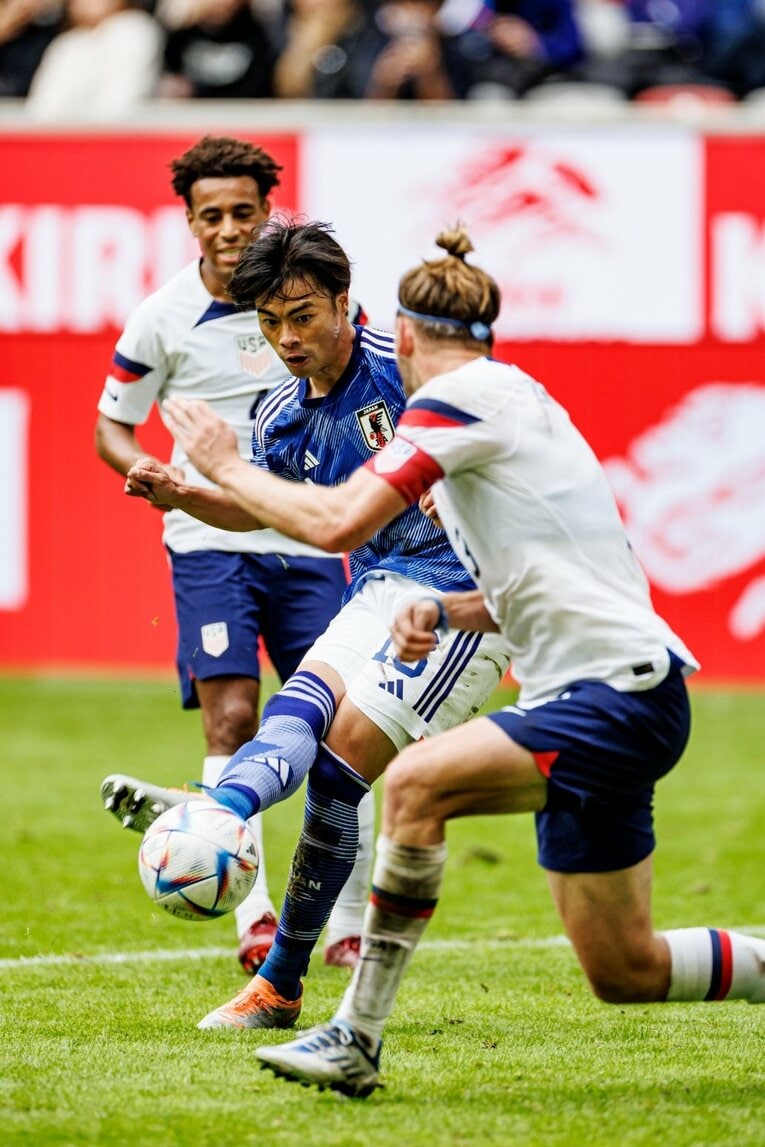 三笘薫のゴール連続写真（5／8）　©Kiichi Matsumoto