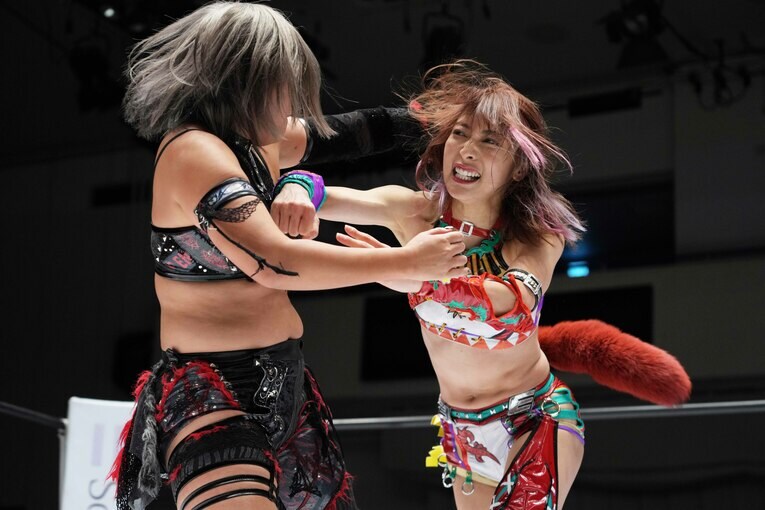 小波を攻める向後桃　©Essei Hara