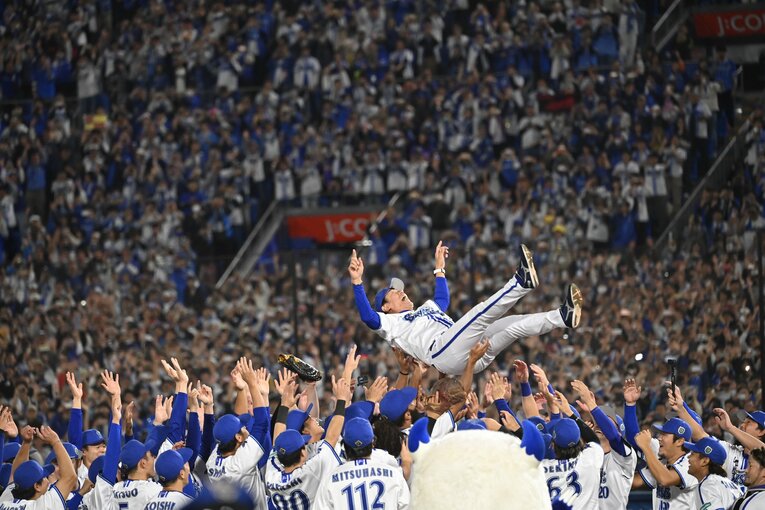 日本一で横浜の空に舞ったDeNA三浦大輔監督　©︎Naoya Sanuki