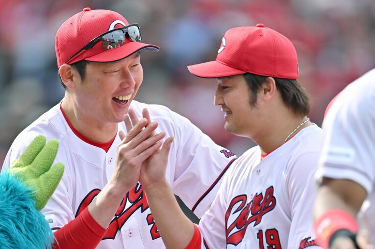 前半戦は歯がゆい戦いを強いられた新井監督（左）と、チーム最多の7勝を挙げた床田 ／ photograph by JIJI PRESS