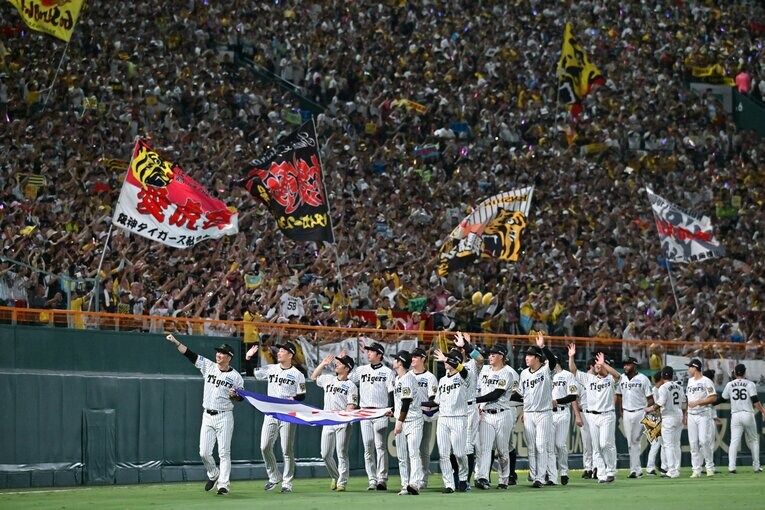 大熱狂の甲子園のスタンドにはインテリ右腕もびっくり　©Hideki Sugiyama