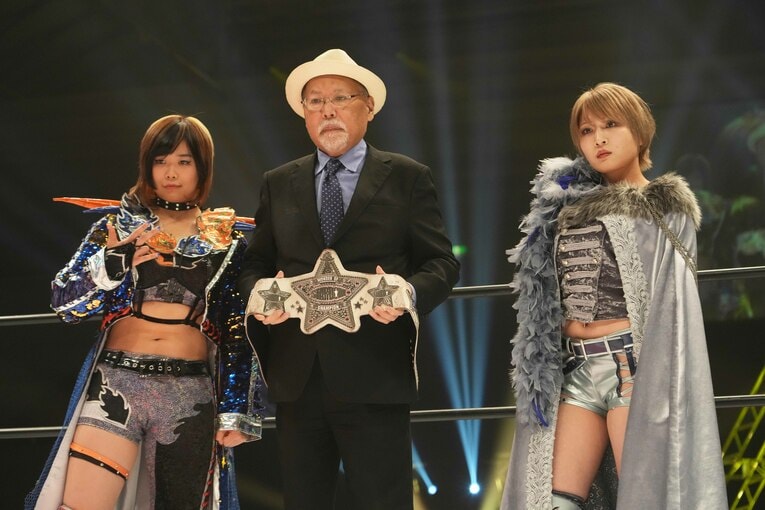 MIRAIが持つ白いベルトに挑んだ安納サオリ。11月18日、大阪府立体育会館　©Essei Hara