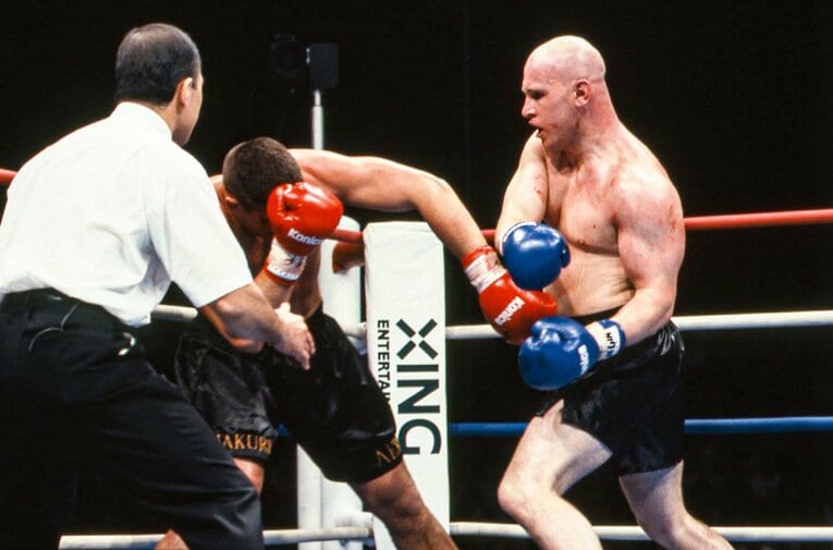 ベルナルドのパンチを浴びてよろめくアーツ　©Susumu Nagao