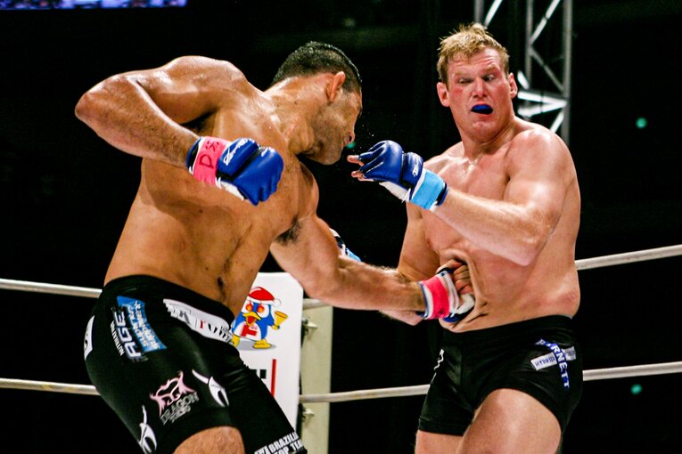 ジョシュのボディにパンチを打ち込むノゲイラ