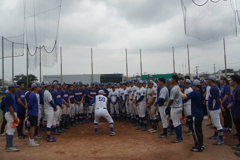 円陣では選手全員が食い入るように香田を見つめ、言葉に耳を傾ける　©Kei Nakamura