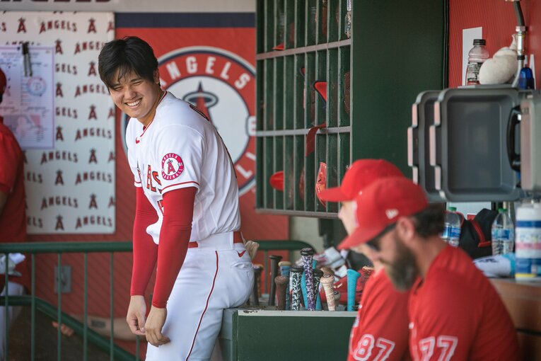 笑顔が絶えないベンチでの大谷　©Nanae Suzuki