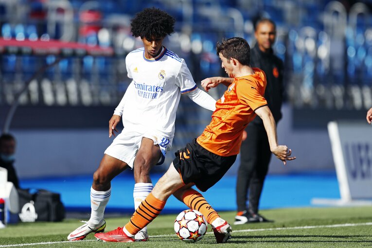 レアルの18歳日本人・中井卓大が「写真撮ってよー！」 無邪気さと表裏一体な《CLを含めた超シビアな競争》の舞台ウラ(8)