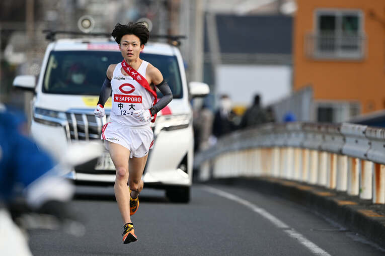 2区を走った手島駿（4年）。区間15位、力を出し切った　©AFLO