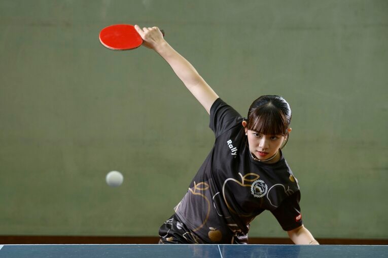 青学大3年生で、Tリーグでもプレーするカットマン・小林りんご【スワイプするとそのほかの写真もご覧になれます】　©Hirofumi Kamaya