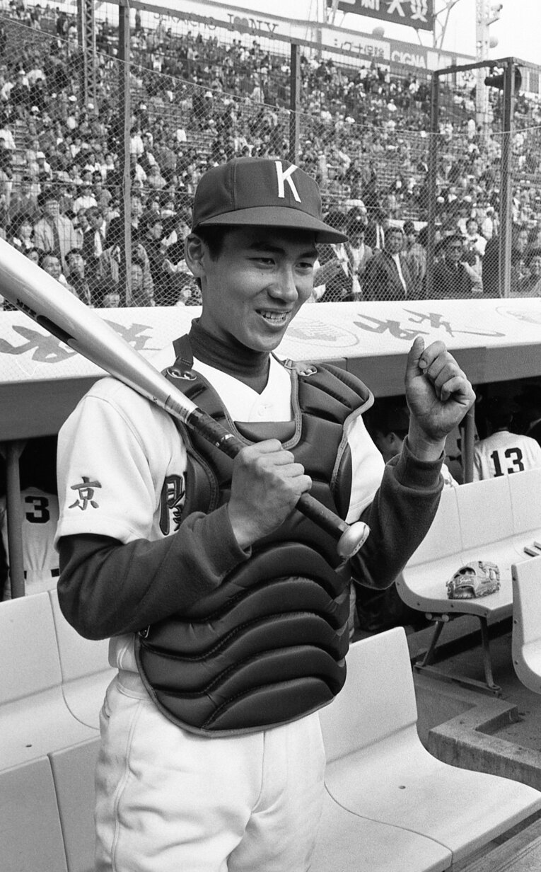 1987年センバツ。関東一（東京）の三輪隆。SSKウイングフライトは前年にリリースされた　©JIJI PRESS