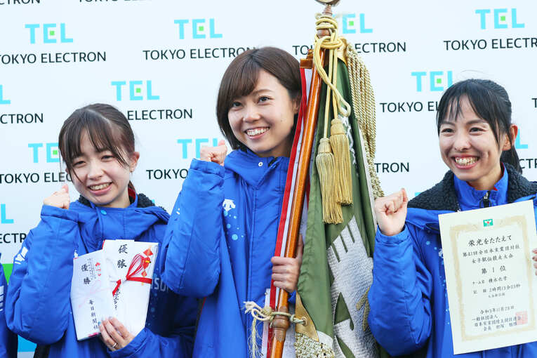 （左から）佐藤、卜部と優勝を喜ぶ森　©Yohei Osada/AFLO SPORT