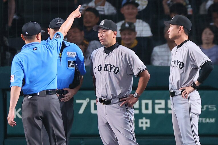 7月2日の阪神戦8回のクロスプレーを巡るリプレー検証に抗議し、退場処分となった巨人・阿部慎之助監督 ／ photograph by SNAKEI SHIMBUN