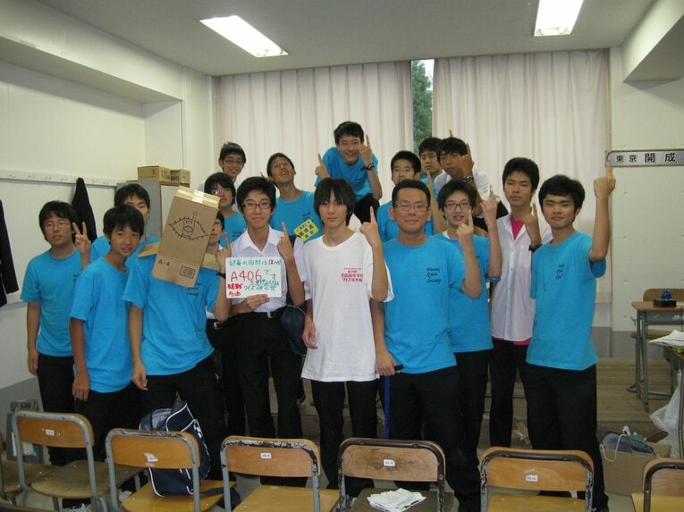 文化祭でのクイズ研究部の面々。中央が田村、右が大場、段ボールを被っているのが伊沢／QuizKnock提供